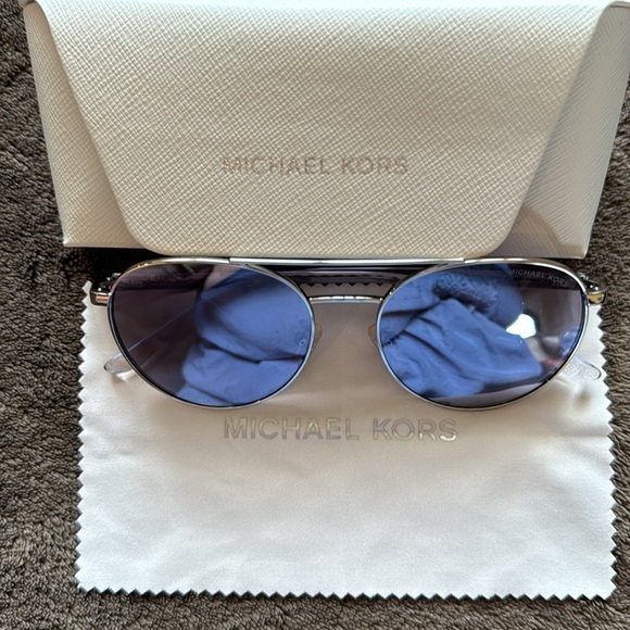 Michael Kors sunglasses, cloth & case. - Picture 2 of 7